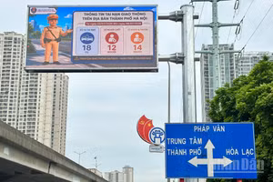 [Ảnh] Hà Nội đưa vào vận hành 36 màn hình LED cảnh báo giao thông theo thời gian thực