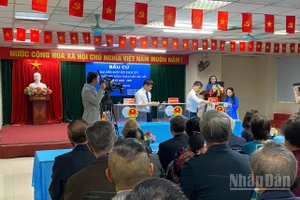 [Ảnh] Báo chí trên mọi nẻo đường tác nghiệp trong ngày hội lớn của dân tộc