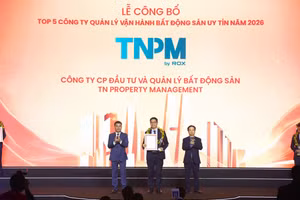 Đại diện TNPM nhận vinh danh tại chương trình.