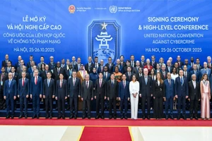 Chủ tịch nước Lương Cường, Tổng thư ký Liên hợp quốc và lãnh đạo, đại diện các nước tham dự Lễ mở ký Công ước của Liên hợp quốc về chống tội phạm mạng. (Ảnh: THỦY NGUYÊN)