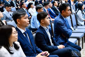 Các đồng chí lãnh đạo cùng với cộng đồng doanh nghiệp tại hội nghị.
