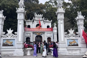 [Ảnh] Người dân Hà Nội nô nức đi lễ chùa đầu năm 