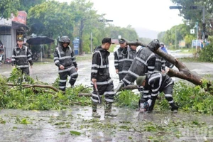 Cán bộ, chiến sĩ Trung đoàn Cảnh sát Cơ động Bắc Trung Bộ tích cực tham gia khắc phục hậu quả bão số 5. (Ảnh: Báo Nhân Dân)