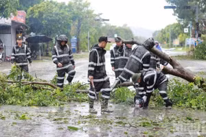 Cán bộ, chiến sĩ Trung đoàn Cảnh sát Cơ động Bắc Trung Bộ tích cực tham gia khắc phục hậu quả bão số 5. (Ảnh: Báo Nhân Dân)