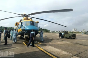 Máy bay trực thăng của Bộ Quốc phòng lên đường cứu trợ tỉnh Lạng Sơn. (Ảnh: TRƯỜNG SƠN)