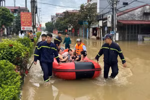 Phòng Cảnh sát phòng cháy chữa cháy và cứu nạn cứu hộ, Phòng Cảnh sát Cơ động, Công an tỉnh Lạng Sơn phối hợp với lực lượng Công an xã Thất Khê đưa người dân đến nơi an toàn.
