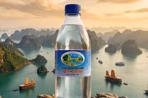 Nước khoáng Thiên nhiên Quang Hanh "chai béo" với thiết kế truyền thống, mang lại cảm giác trong trẻo và lưu giữ độ tinh khiết nguyên bản từ mạch nước ngầm.