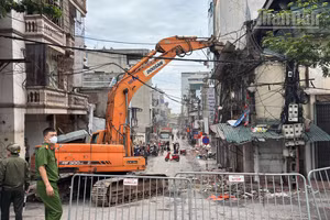 [Ảnh] Tăng tốc giải phóng mặt bằng khu vực Hồng Hà phục vụ xây dựng cầu Trần Hưng Đạo