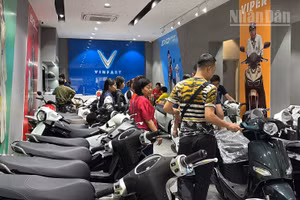 Nhân viên cửa hàng tư vấn cho khách về các mẫu xe điện mới nhất 2026.