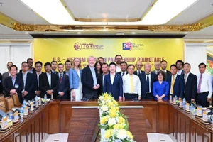 Các đại biểu chụp ảnh lưu niệm tại buổi tọa đàm.