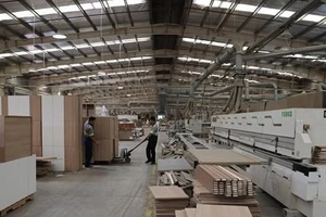 Một tín hiệu tốt đối với các doanh nghiệp xuất khẩu đồ nội thất sang Mỹ khi ngày 31/12/2025, Tổng thống Mỹ Donald Trump đã thông báo việc hoãn kế hoạch tăng thuế đối với một số mặt hàng nội thất nhập khẩu trong 1 năm. (Ảnh minh họa: TTXVN)