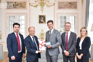 Đoàn công tác của Đại sứ quán Việt Nam làm việc với ông Xavier Delarue, Tỉnh trưởng tỉnh Meuse. (Ảnh: MINH DUY)