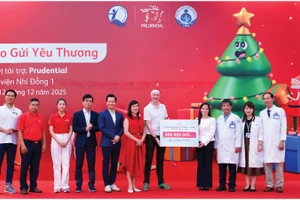 Prudential Việt Nam trao 2.600 phần quà với tổng trị giá 800 triệu đồng tặng bệnh nhi tại các bệnh viện tại Thành phố Hồ Chí Minh và Hà Nội