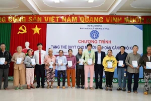 Agribank đồng hành cùng Bảo hiểm xã hội Việt Nam, trao tặng thẻ bảo hiểm y tế cho người có hoàn cảnh khó khăn tại tỉnh Đắk Lắk năm 2025.