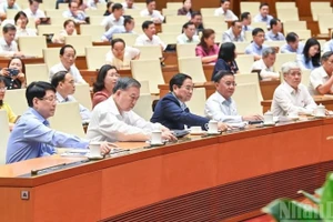 Ngày 16/6/2025, Quốc hội thông qua Nghị quyết sửa đổi, bổ sung một số điều của Hiến pháp năm 2013 với 100% đại biểu có mặt tán thành. (Ảnh: DUY LINH)