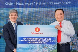 Đại điện Tập đoàn Vingroup trao 15 xe cứu thương cho ngành Y tế Khánh Hòa.