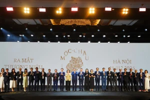 Khoảnh khắc “bình minh thương hiệu” khi logo Mộc Châu Creamery hiện lên trong ánh sáng dịu dàng, như một lời hẹn mở ra hành trình mới của dòng sữa truyền đời.