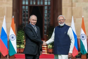 Tổng thống Nga Vladimir Putin (trái) và Thủ tướng Ấn Độ Narendra Modi tới tham gia Hội nghị Thượng đỉnh Ấn Độ-Nga thường niên lần thứ 23 ở New Delhi ngày 5/12/2025. (Ảnh: TTXVN)