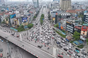 [Ảnh] Hà Nội: Giao thông ngày đầu nghỉ lễ 10/3, nội đô thông thoáng, các trục cửa ngõ ùn ứ kéo dài