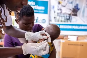 Nhân viên y tế tiêm vaccine phòng sốt rét cho em nhỏ tại Apac, Uganda. (Ảnh: THX/TTXVN)