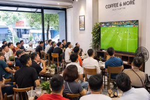 Khán giả dõi theo một trận đấu của World Cup 2026, giải đấu Techcombank đóng vai trò Nhà tài trợ Quốc gia đồng hành cùng VTV mang bản quyền giải đấu về Việt Nam.