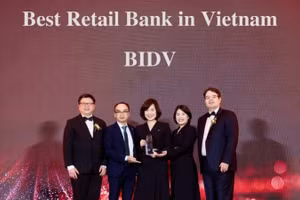 The Asian Banker trao giải thưởng Ngân hàng Bán lẻ tốt nhất Việt Nam 2026 cho đại diện BIDV.