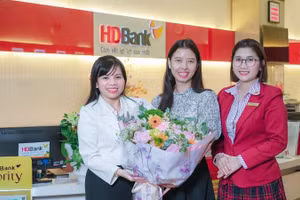 Chị Lê Quang Hạnh Phúc (Thành phố Hồ Chí Minh) đã trở thành chủ nhân của giải thưởng lớn nhất - Sổ tiết kiệm 3 tỷ đồng.