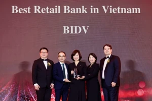 The Asian Banker trao giải thưởng Ngân hàng Bán lẻ tốt nhất Việt Nam 2026 cho đại diện BIDV.