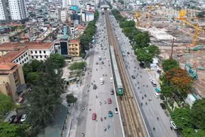[Ảnh] Hà Nội: Tháo dỡ lô cốt, trải nhựa đường Nguyễn Trãi sau hơn 3 tháng thi công