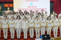 Thiếu tướng Ngô Hoài Thu và Thiếu tướng Nguyễn Thúy Quỳnh trao Bằng khen tặng các tập thể đạt thành tích xuất sắc trong phong trào thi đua giai đoạn 2022-2025.