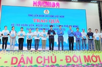 Trao hỗ trợ tặng công nhân, lao động Đà Nẵng bị ảnh hưởng bởi mưa lũ. 