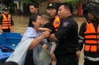 Giúp người già và trẻ em ở địa bàn ngập sâu tỉnh Thái Nguyên di chuyển đến nơi an toàn.