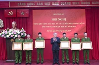 Phó Thủ tướng Thường trực Chính phủ Nguyễn Hòa Bình trao khen thưởng tặng các tập thể, cá nhân có thành tích xuất sắc trong công tác đặc xá năm 2025. 