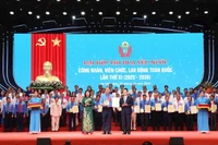 Chủ tịch Công đoàn Điện lực Việt Nam nhận Giấy chứng nhận và biểu trưng Tập thể điển hình tiên tiến xuất sắc tiêu biểu tại Đại hội thi đua yêu nước công nhân, viên chức, lao động toàn quốc lần thứ XI, giai đoạn 2025-2030.