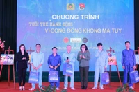 Thiếu tướng Ngô Hoài Thu, Phó Cục trưởng Công tác Chính trị, Bộ Công an tặng quà cho học viên cai nghiện.