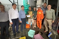 Lãnh đạo Tổng Công ty Truyền tải điện Quốc gia thăm hỏi, tặng quà động viên người lao động thuộc Công ty Truyền tải điện 3 tại Khánh Hòa bị ảnh hưởng bởi thiên tai.