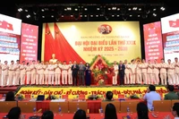 Lãnh đạo thành phố Hà Nội tặng hoa chúc mừng Ban chấp hành Đảng bộ Công an thành phố Hà Nội, nhiệm kỳ 2025-2030.