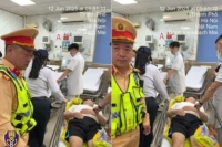 Cảnh sát giao thông kịp thời hỗ trợ đưa người bị đột quỵ trên cao tốc đến bệnh viện cấp cứu.