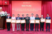 Bộ trưởng Lương Tam Quang trao Bằng khen của Bộ Công an tặng các tập thể, cá nhân có thành tích xuất sắc. 