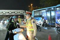 Không ít trường hợp người điều khiển xe máy còn chủ quan, điều khiển xe khi đã uống rượu bia.