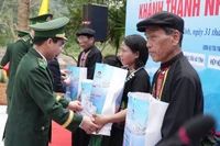 Thiếu tướng Vũ Quốc Ân, Phó Chính ủy Bộ đội Biên phòng trao quà tặng các gia đình tại Bản Giàng 2.