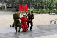 Cán bộ, chiến sĩ Công an phường Đống Đa hỗ trợ cử tri cao tuổi đến địa điểm bỏ phiếu.