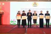 Đồng chí Huỳnh Thanh Xuân trao tặng Bằng khen của Tổng Liên đoàn Lao động Việt Nam tặng 5 tập thể trực thuộc Công đoàn Khoa học và Công nghệ Việt Nam.