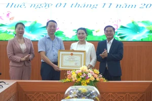 Chủ tịch Ủy ban nhân dân thành phố Huế trao tặng Bằng khen cho Tập Đoàn Kim Oanh.