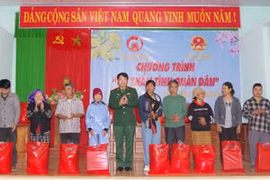 Đại tá Hà Văn Ái - Phó Chính ủy Bộ Chỉ huy Quân sự thành phố Huế và lãnh đạo địa phương tặng quà cho bà con. 