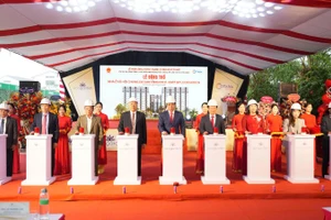Các đại biểu thực hiện nghi thức bấm nút khởi công dự án.