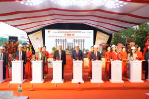 Các đại biểu thực hiện nghi thức bấm nút khởi công dự án.