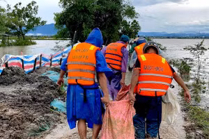 Lực lượng vũ trang tại thành phố Huế giúp dân ứng phó mưa lũ.