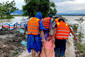 Lực lượng vũ trang tại thành phố Huế giúp dân ứng phó mưa lũ.