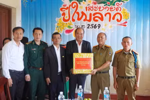 Đoàn công tác Ban Chỉ đạo công tác biên giới do Phó Chủ tịch Ủy ban nhân dân thành phố Huế Nguyễn Văn Mạnh dẫn đầu cũng đến thăm, chúc Tết cổ truyền Bunpimay các đơn vị lực lượng vũ trang tại khu vực tiếp giáp hai tỉnh Sê Kông và Salavan.